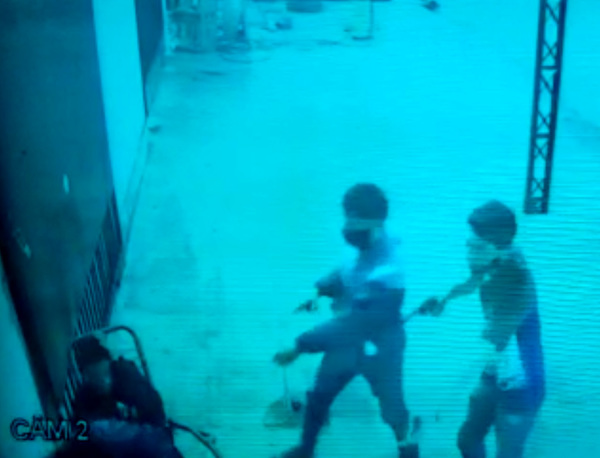 Dos jóvenes resultaron heridos durante violento asalto en el barrio Santa Ana