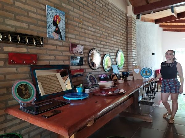 HISTORIAS EN MODO COVID: EN COMPAÑÍA DE SU FAMILIA UNA MUJER REALIZA TRABAJOS EN RECINA
