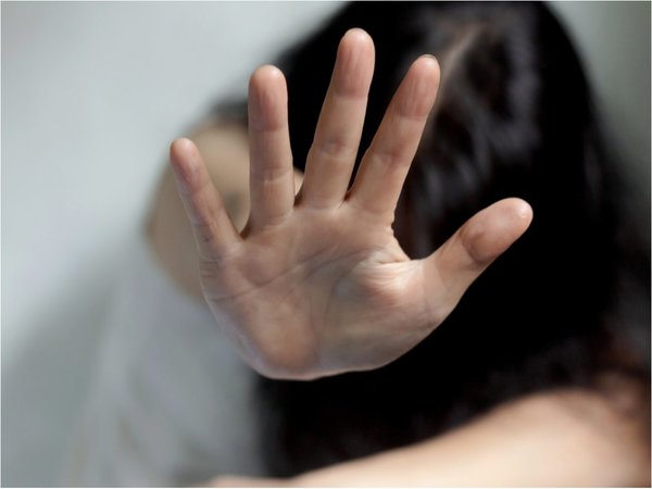 Es acusado de abusar de su media hermana de 16 años