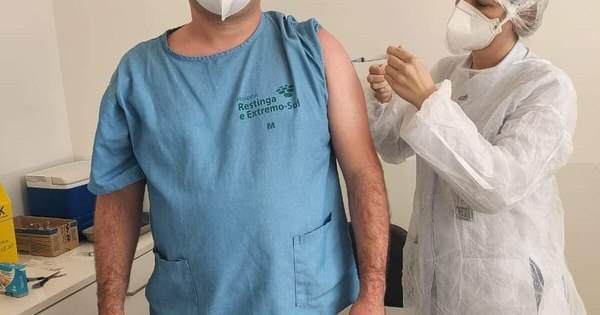 La Nación / Médico paraguayo recibió vacuna contra el COVID-19 en Brasil: “Es totalmente segura”