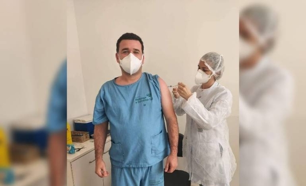 HOY / Médico paraguayo se vacuna contra Covid-19 en Brasil: “No tuve ninguna reacción”