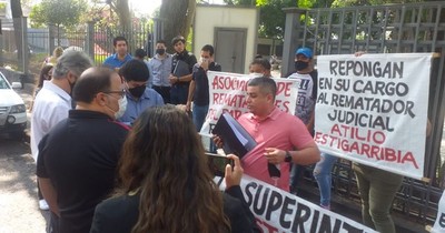 La Nación / Rematadores nuevamente piden levantar suspensión de su presidente