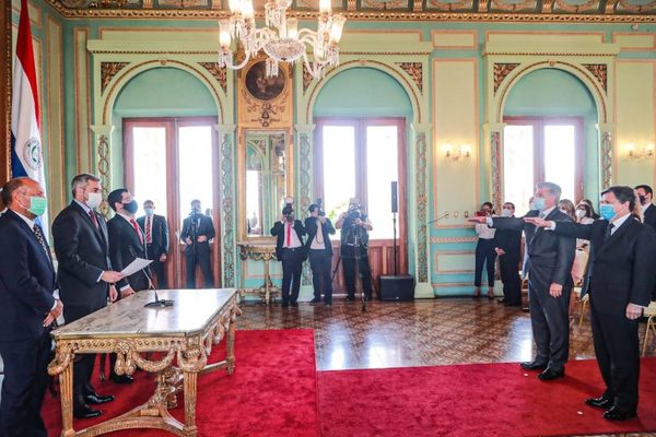 Asumen nuevos ministros