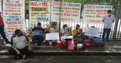 La Nación / Extrabajadores de Citymarket inician huelga de hambre frente al Poder Judicial