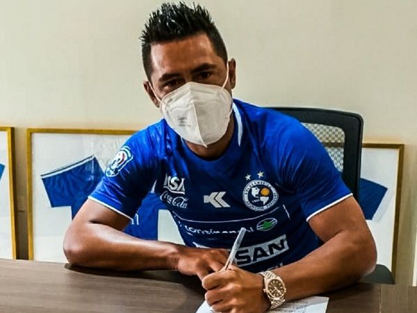 Osvaldito firma por Sol de América