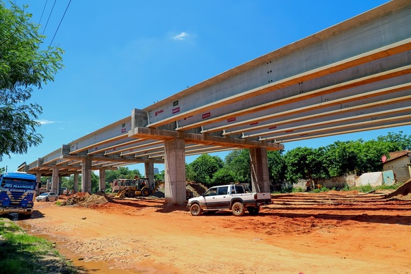 A poco de llegar a la Costanera, las bases del viaducto de 1.340 metros surcan Primer Presidente