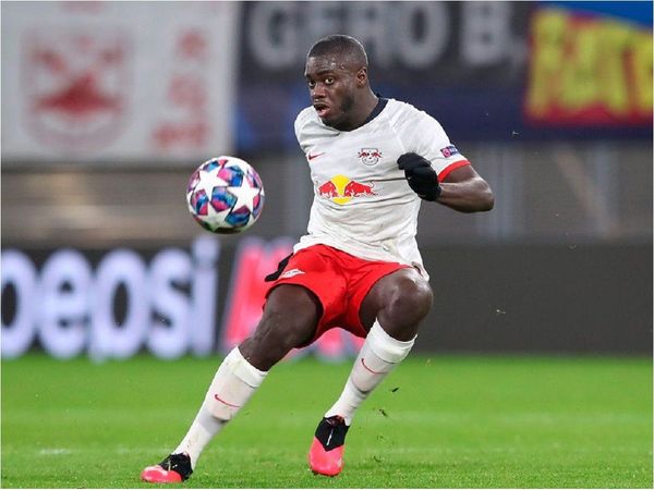 Flick ya habló con Upamecano sobre posible futuro en el Bayern