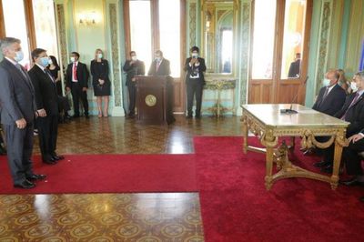 Acevedo y Giuzzio juran como ministros para sellar la rotación en el Ejecutivo