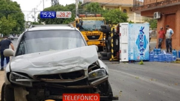 Camión vuelca tras ser impactado por camioneta en Asunción | Noticias Paraguay