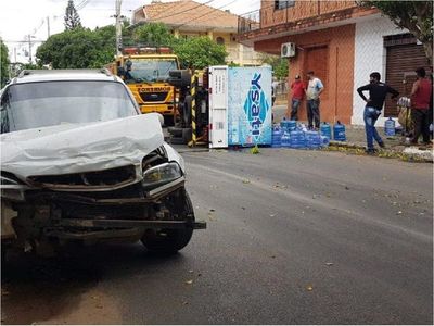 Choque de vehículos deja dos heridos en Asunción