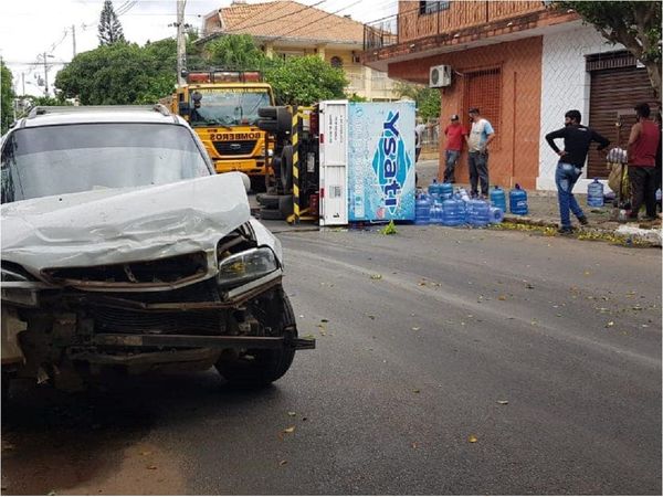 Choque de vehículos deja dos heridos en Asunción