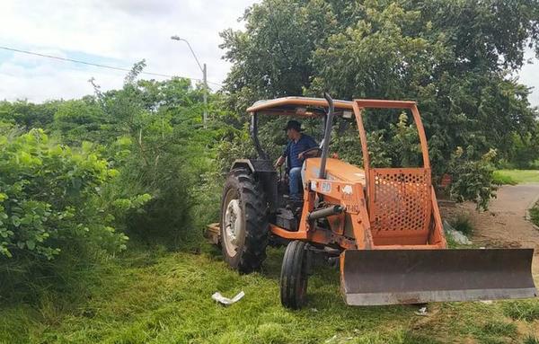 MOPC limpia Parque Guasu tras críticas por malezas