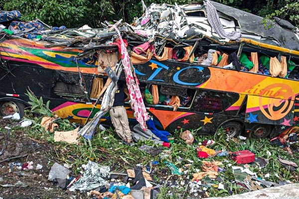 Al menos 21 personas fallecieron tras volcar un ómnibus en Brasil