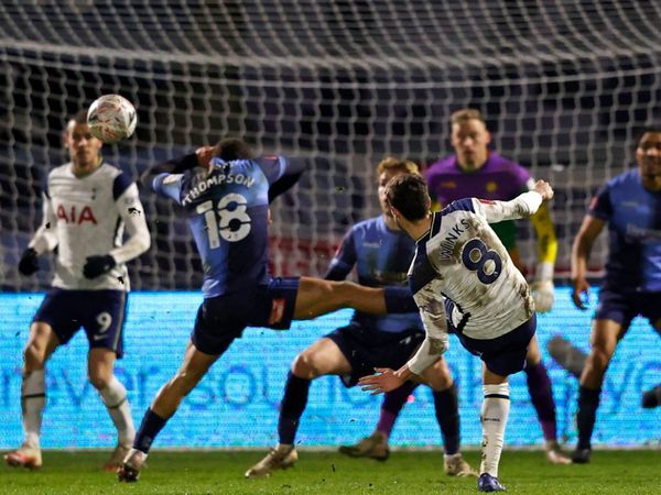 El Tottenham golea y se clasifica a última hora
