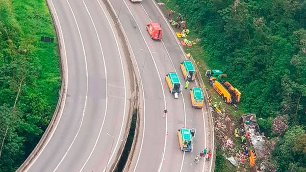 Al menos 19 personas murieron en un accidente de autobús en el estado brasileño de Paraná - Megacadena — Últimas Noticias de Paraguay