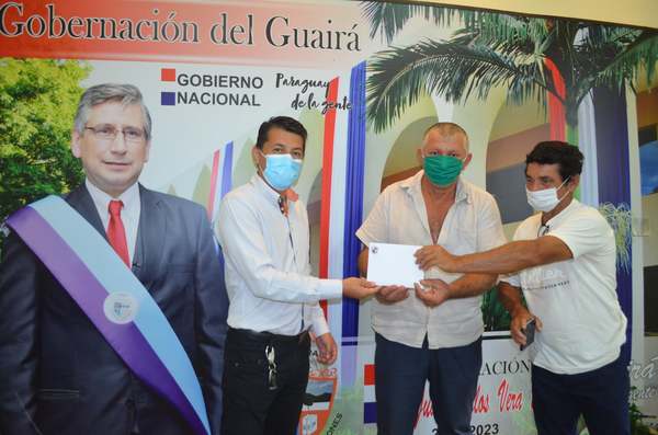 Guairá: Entregan aporte a comisión para construcción de pozo artesiano - Noticiero Paraguay