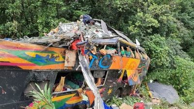 Tragedia en Brasil: al menos 21 muertos al desbarrancar un micro que iba a Camboriú