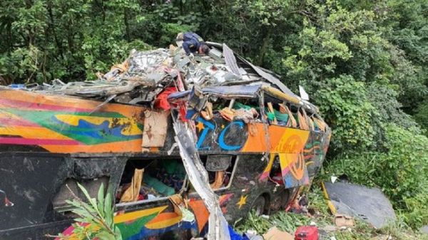 Tragedia en Brasil: al menos 21 muertos al desbarrancar un micro que iba a Camboriú