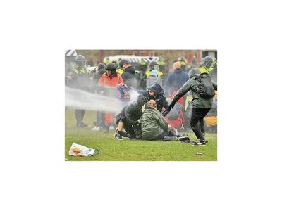 Multas y arrestos, luego del toque de queda en Holanda