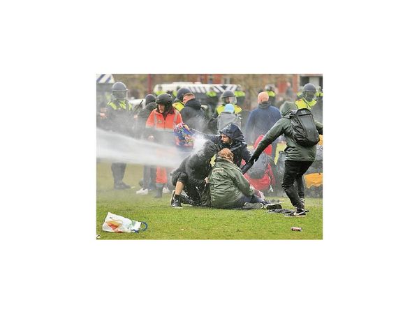 Multas y arrestos, luego del toque de queda en Holanda