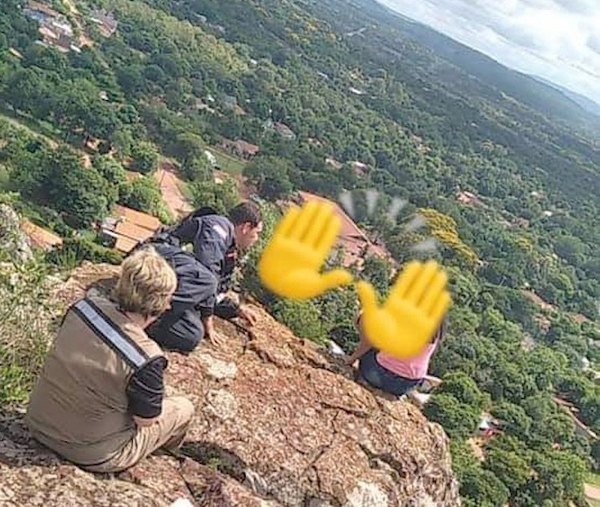 Crónica / ¡Poli evitó que joven se lance de un cerro!