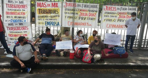 La Nación / Ex trabajadores inician una huelga