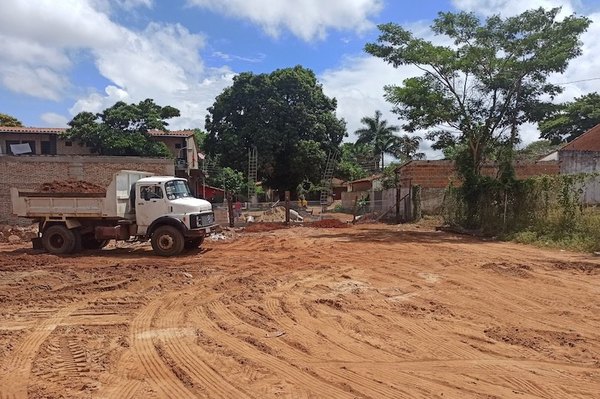 Crónica / Construyó muralla y taponó medio barrio