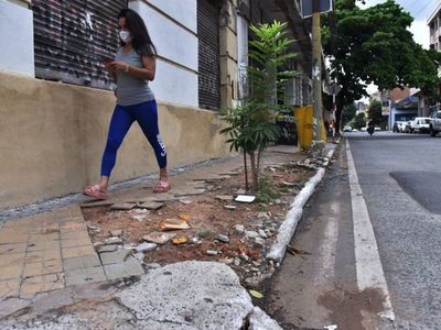 Veredas rotas y registros de servicios sin tapas son un peligro