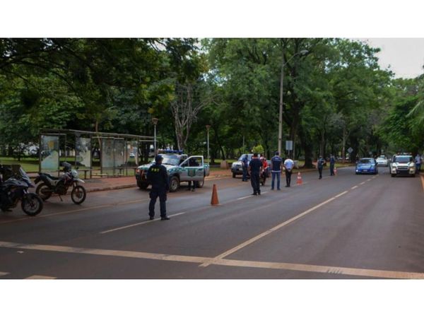 Agentes de Tránsito de CDE buscan evitar accidentes de niños en motos