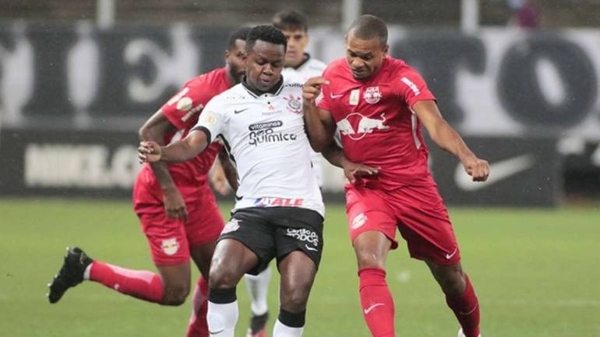 HOY / Corinthians pierde ante Bragantino y amenaza su cupo para la Libertadores