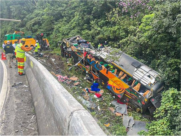Al menos 19 personas mueren en accidente de autobús en Brasil