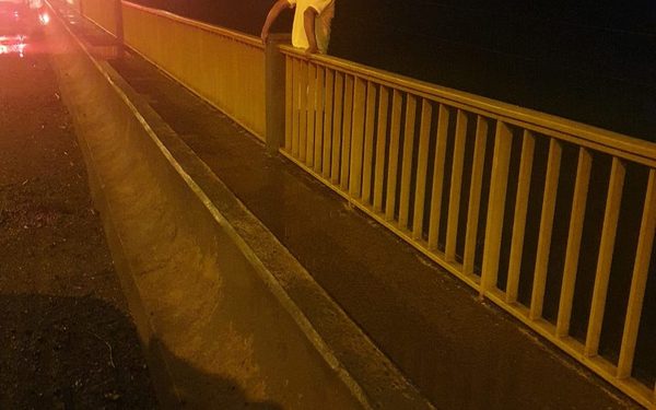 Evitan que hombre se suicide