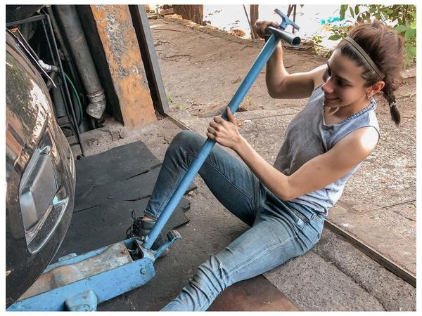La Mecánica Sexy va  a enseñar a reparar autos