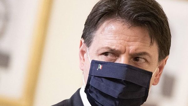 El primer ministro italiano renuncia al cargo