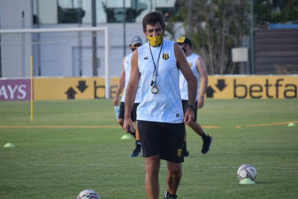 Gustavo Costas seguirá dirigiendo los entrenamientos hasta que Guaraní tenga nuevo DT - Megacadena — Últimas Noticias de Paraguay