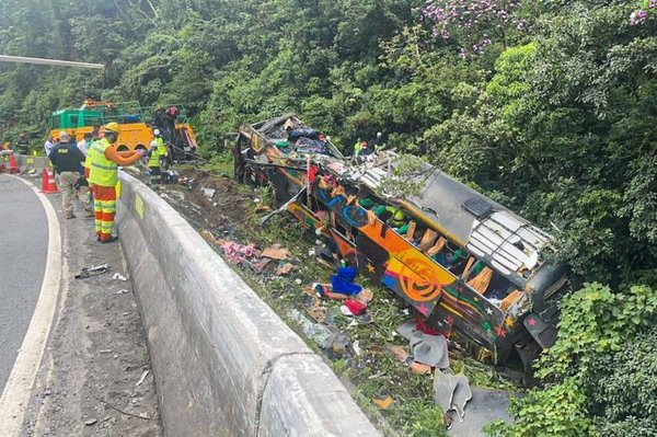 Al menos 19 personas mueren en accidente de autobús en Brasil
