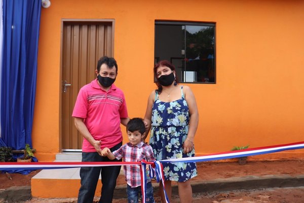 MUVH entregó viviendas sociales a familias de Ko’ê Pyahu en Central