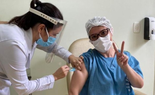Medica esteña residente en Foz entre las inmunizadas contra el covid19
