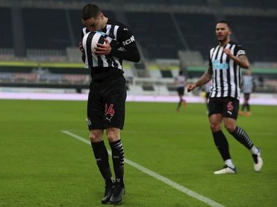 Ni el gol de Miguel Almirón da respiro al Newcastle