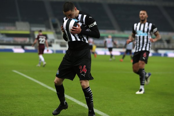 Almirón anota un lindo gol para el Newcastle ante el Leeds del 'Loco' Bielsa
