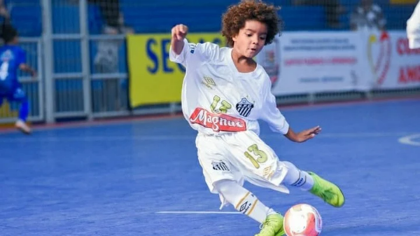 Niño brasileño supera a Messi y Neymar