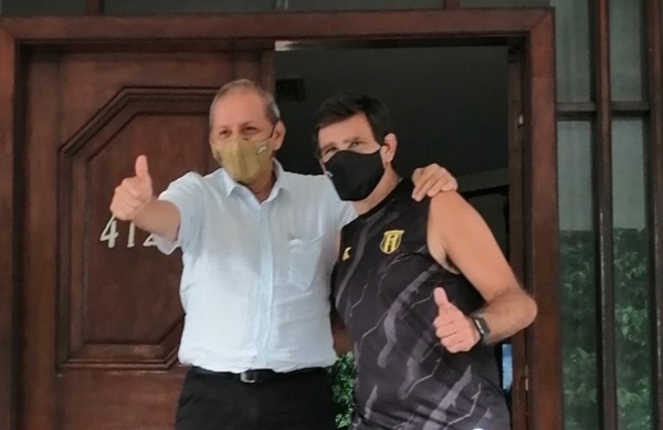 Gustavo Costas decide seguir tras pataleta