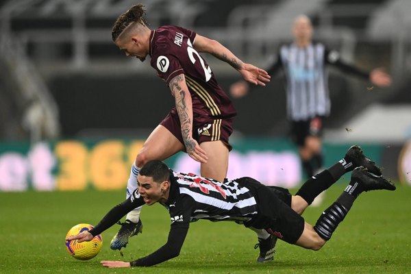 Pese al gol de Almirón, Newcastle pierde y se hunde en la Premier