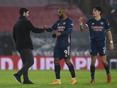 El Arsenal venga la eliminación copera