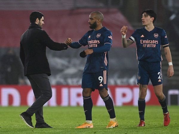 El Arsenal venga la eliminación copera