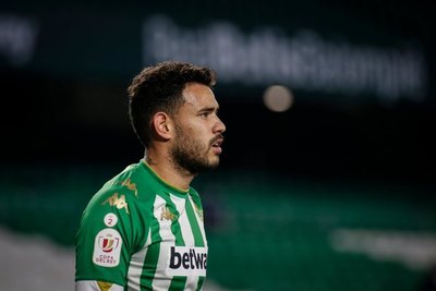'Tonny' Sanabria fue expulsado, pero el Betis avanza en la Copa del Rey