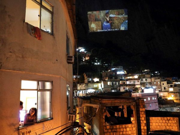 Favela disfrutó de cine exhibido en la mayor pantalla del mundo