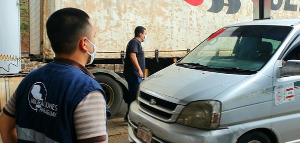 Intensifican controles en el puente de la Amistad para vigilar a viajeros que retornan del Brasil - ABC en el Este - ABC Color