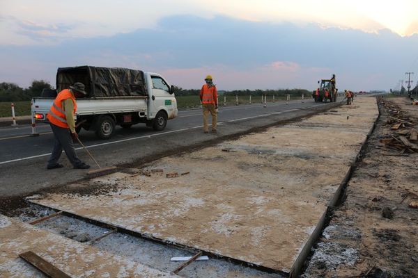 Reemplazan bloque de cemento sobre ruta Pilar–San Ignacio - Nacionales - ABC Color