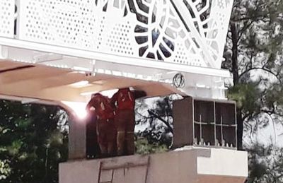 Chapucera “solución” de Engineering a inclinación de pasarela “ñandutí” - Nacionales - ABC Color